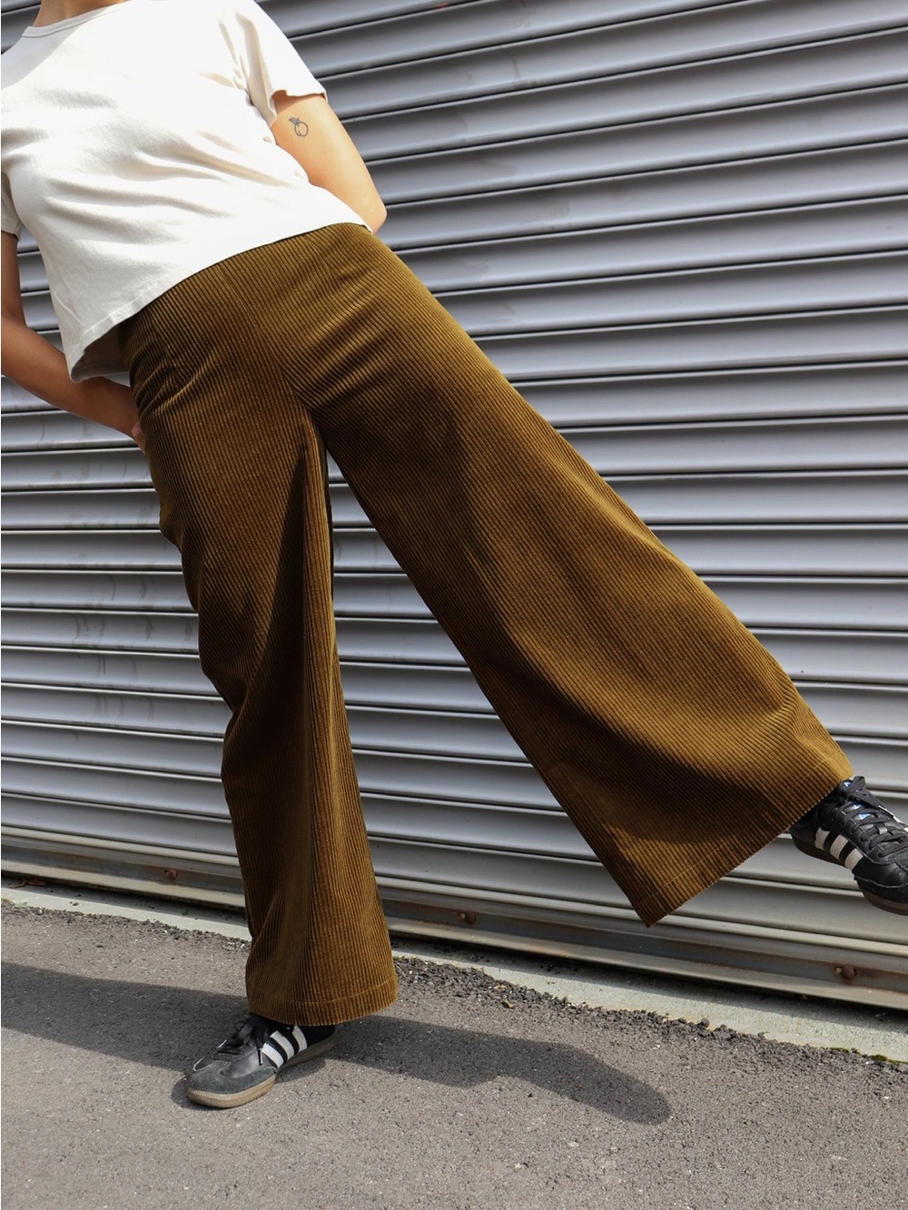 7115 by Szeki Classic Wide-Legged Corduroy Trousers Brown Size S